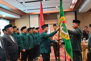 Ketua DPD LDII Kota Semarang Sunarto menerima pataka dari Ketua DPW LDII Jawa Tengah Prof Singgih Tri Sulistiyono saat pelantikan, di Grasia Semarang, Sabtu (25/4/2026).