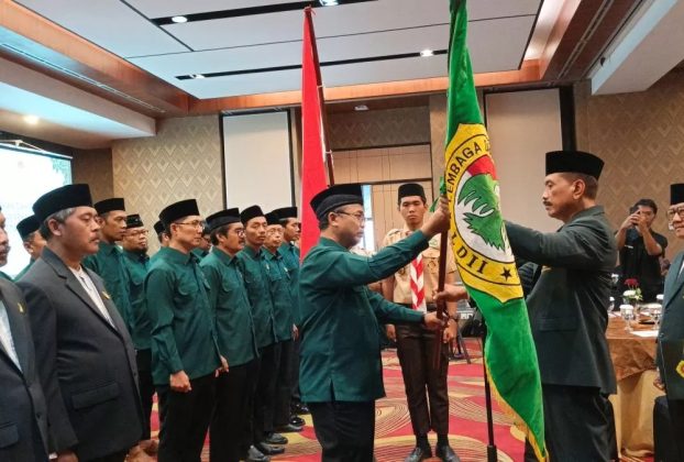 Ketua DPD LDII Kota Semarang Sunarto menerima pataka dari Ketua DPW LDII Jawa Tengah Prof Singgih Tri Sulistiyono saat pelantikan, di Grasia Semarang, Sabtu (25/4/2026).