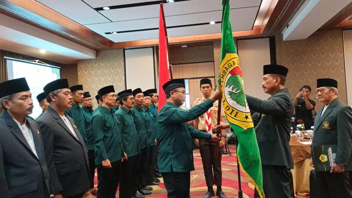 Ketua DPD LDII Kota Semarang Sunarto menerima pataka dari Ketua DPW LDII Jawa Tengah Prof Singgih Tri Sulistiyono saat pelantikan, di Grasia Semarang, Sabtu (25/4/2026).