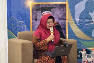 Prof. Dr. Hj. Sri Sumarni, M.Pd. dari UIN Sunan Kalijaga Yogyakarta