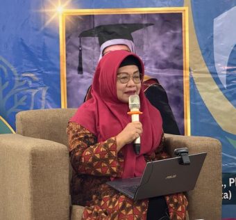 Prof. Dr. Hj. Sri Sumarni, M.Pd. dari UIN Sunan Kalijaga Yogyakarta