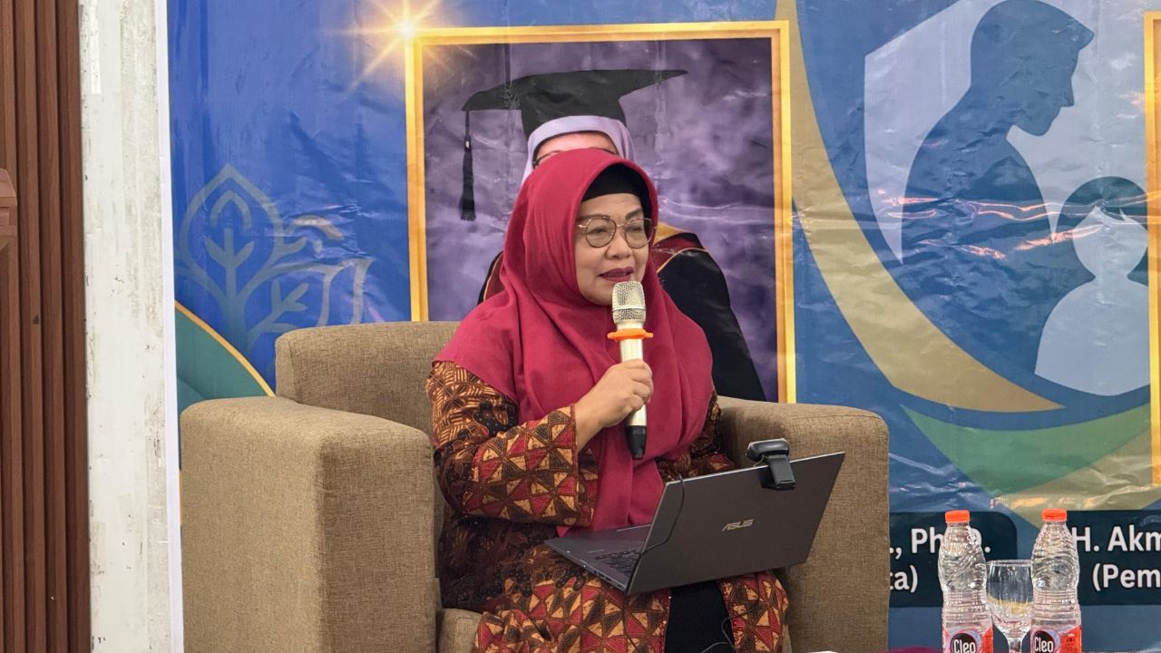 Prof. Dr. Hj. Sri Sumarni, M.Pd. dari UIN Sunan Kalijaga Yogyakarta